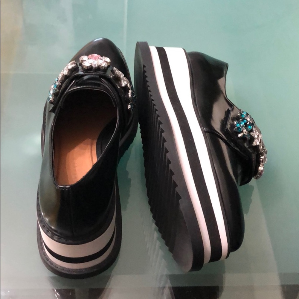 Zara EUR 38/US 7 1/2, black & white loafer.